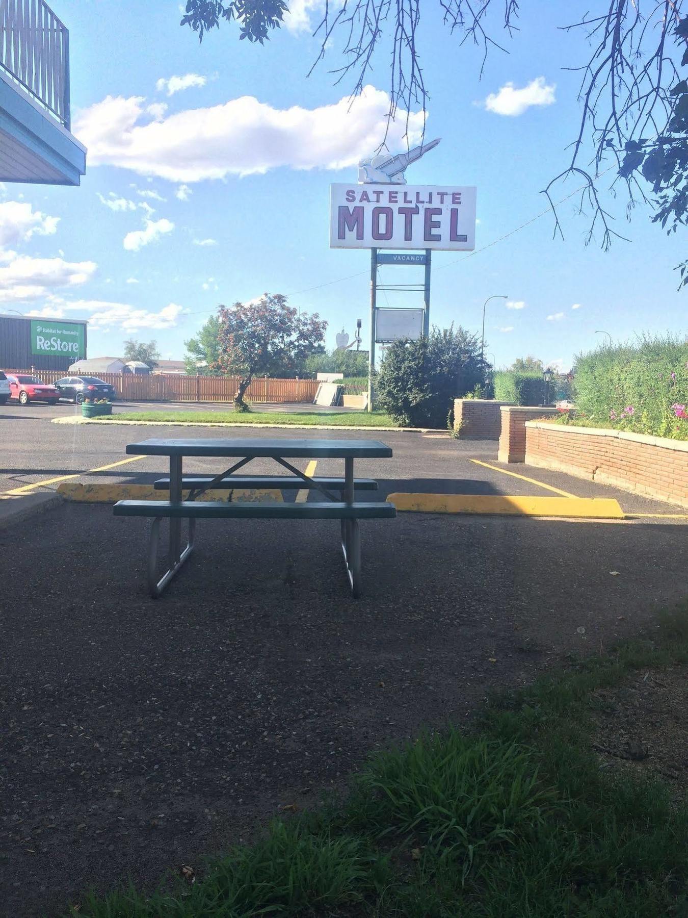 Satellite Motel Medicine Hat Exterior photo